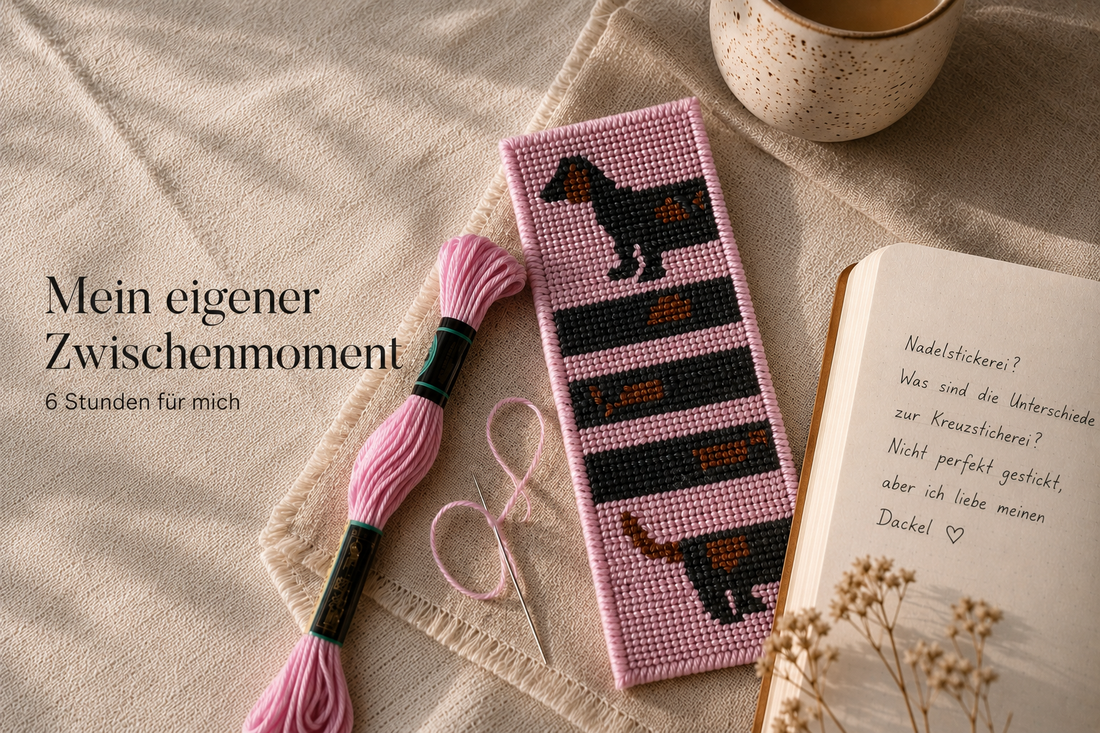 Selbstgemachtes Needlepoint-Lesezeichen mit Dackelmotiv auf einem Buch