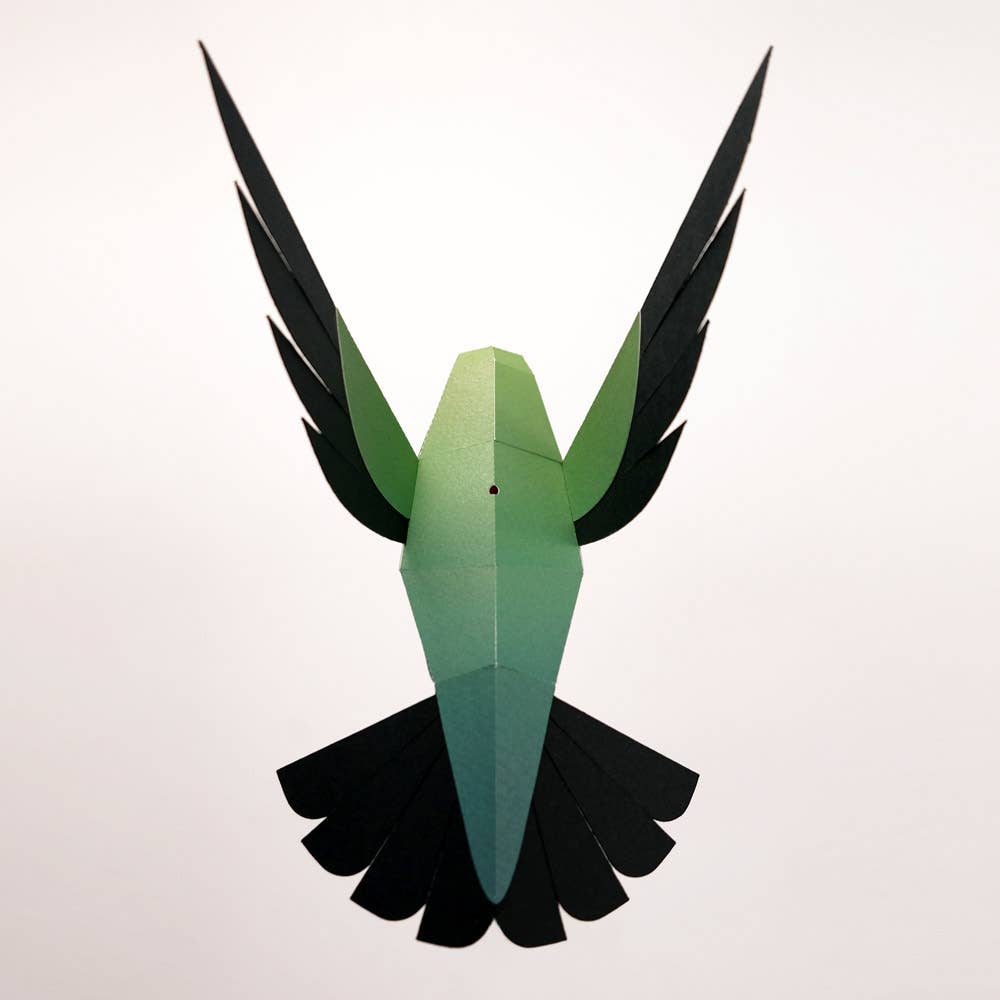 Fertige 3D-Papierfigur eines Selasphorus-Platycercus-Kolibris in Seitenansicht