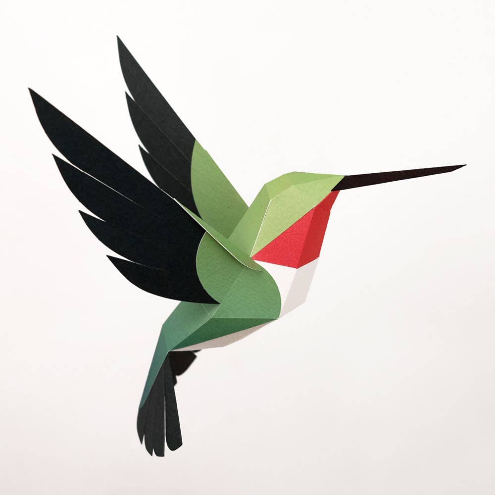 Papierkolibri mit ausgebreiteten Flügeln und breitem Schwanz vor schlichtem Hintergrund