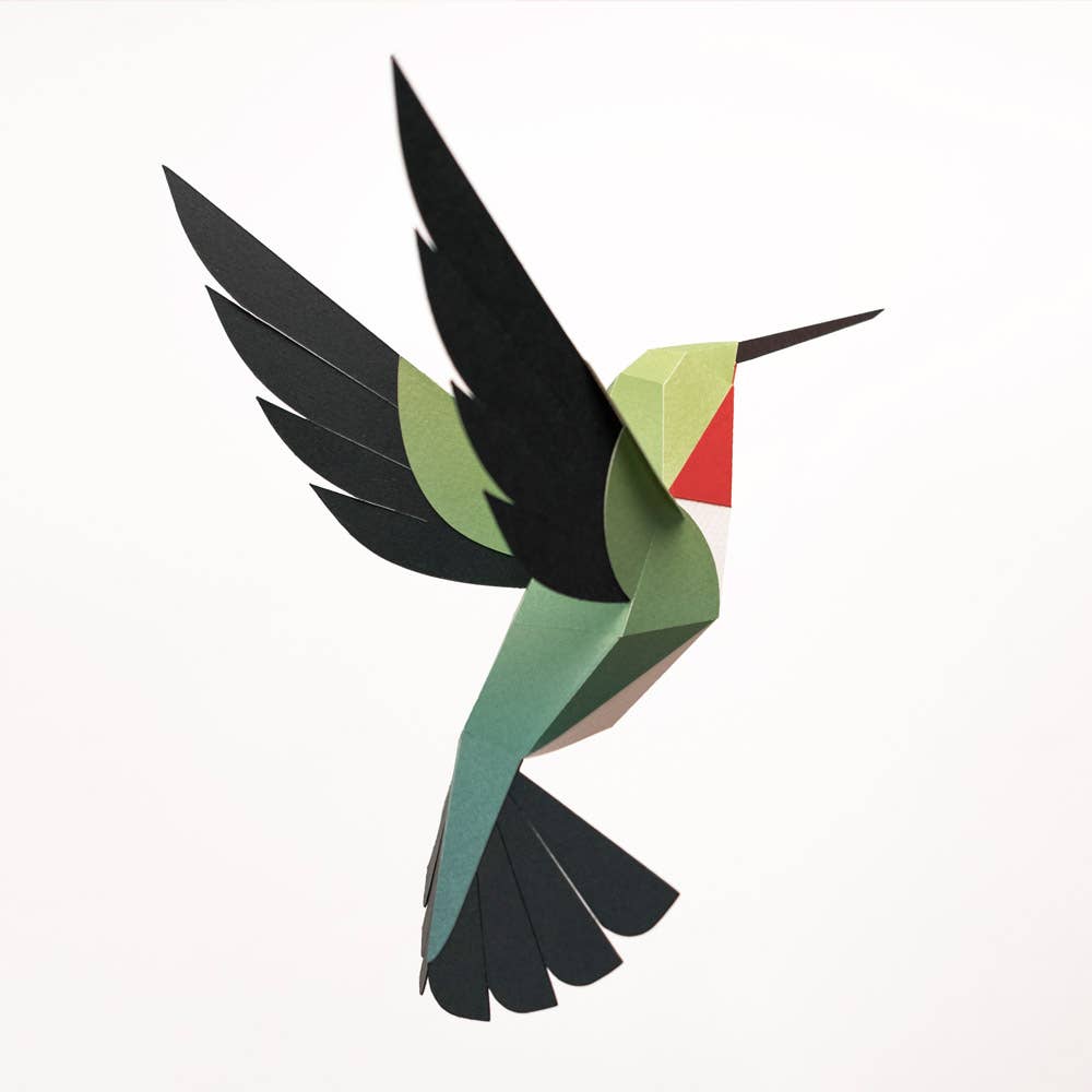 Nahaufnahme der gefalteten Papierteile am fuchsiafarben schimmernden Kehlbereich des Kolibris
