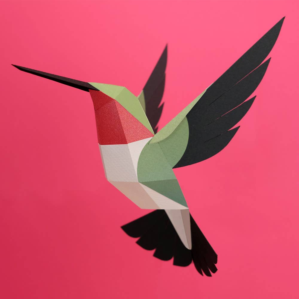 3D-Papierkolibri als hängende Figur mit sichtbarer Flügel- und Schwanzform