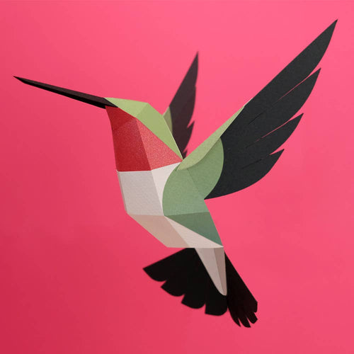 3D-Papierkolibri als hängende Figur mit sichtbarer Flügel- und Schwanzform