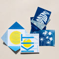 Cyanotype-Set-Verpackung mit Aufschrift "CYANO" in Preußischblau und Weiß.
