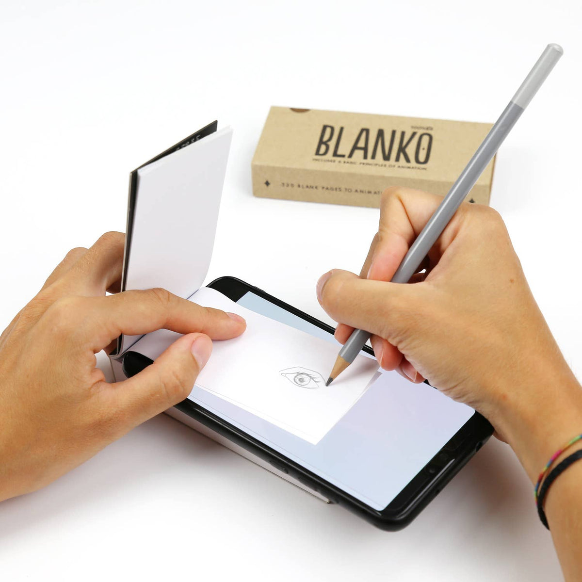 Blanko-Flipbook neben einem Stift auf einem Tisch.