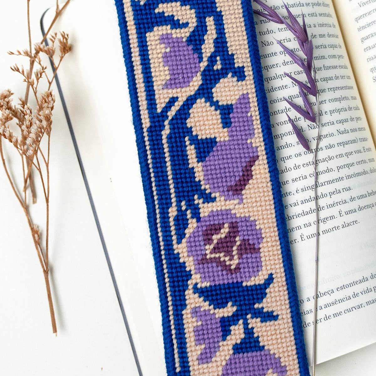 Detail des Blauglocken-Motivs für ein gesticktes Lesezeichen