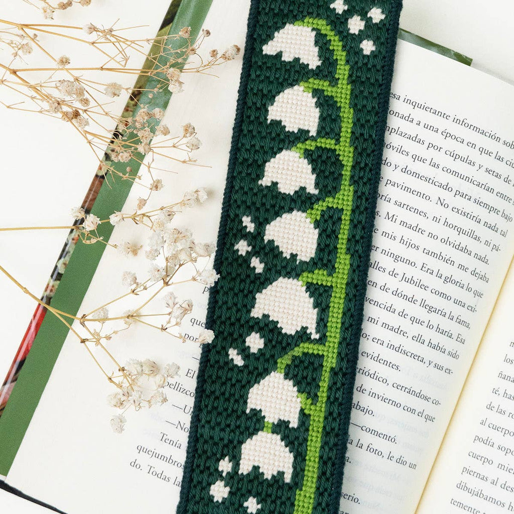 Detail des Lily-of-the-Valley-Motivs auf dem Kreuzstich-Lesezeichen