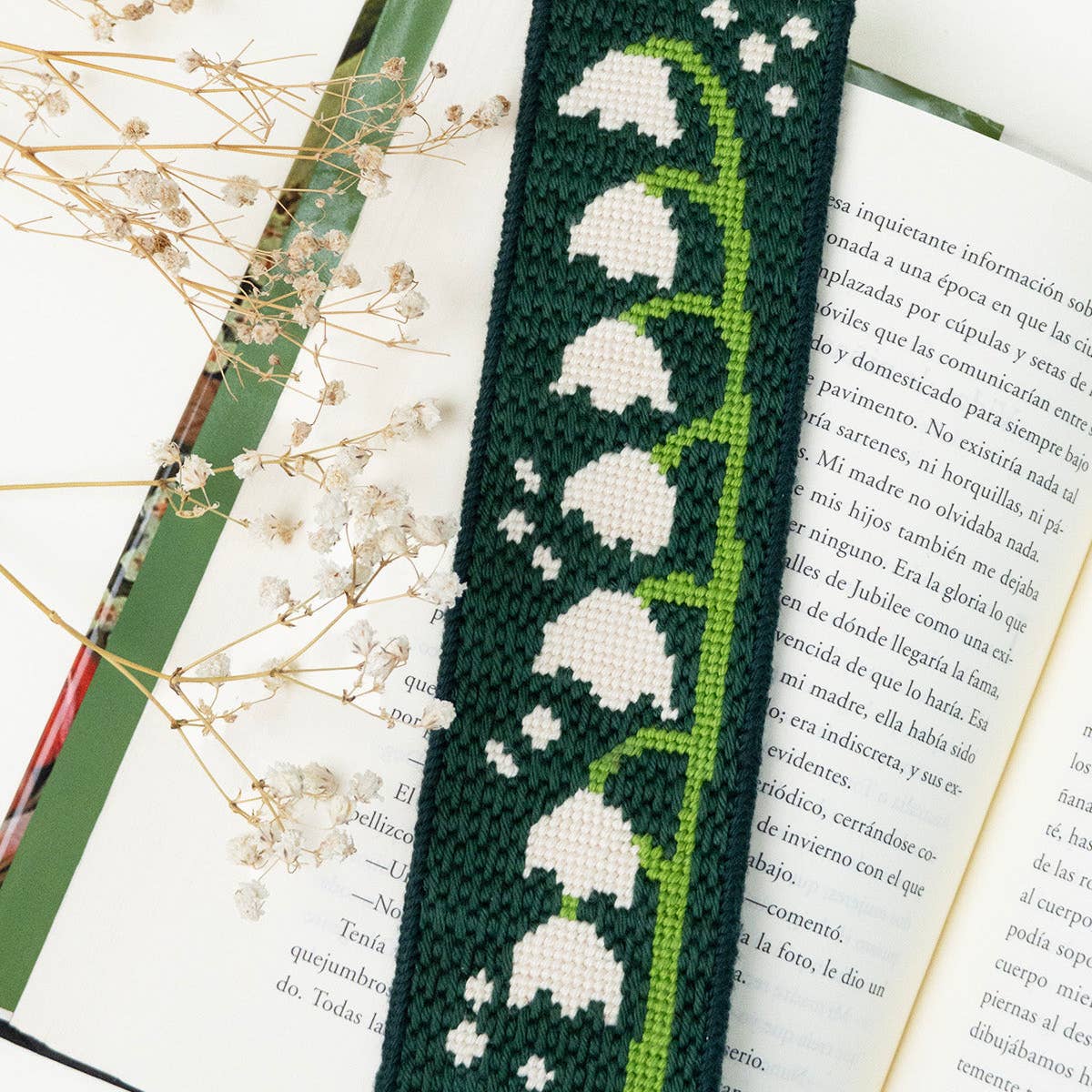 Detail des Lily-of-the-Valley-Motivs auf dem Kreuzstich-Lesezeichen