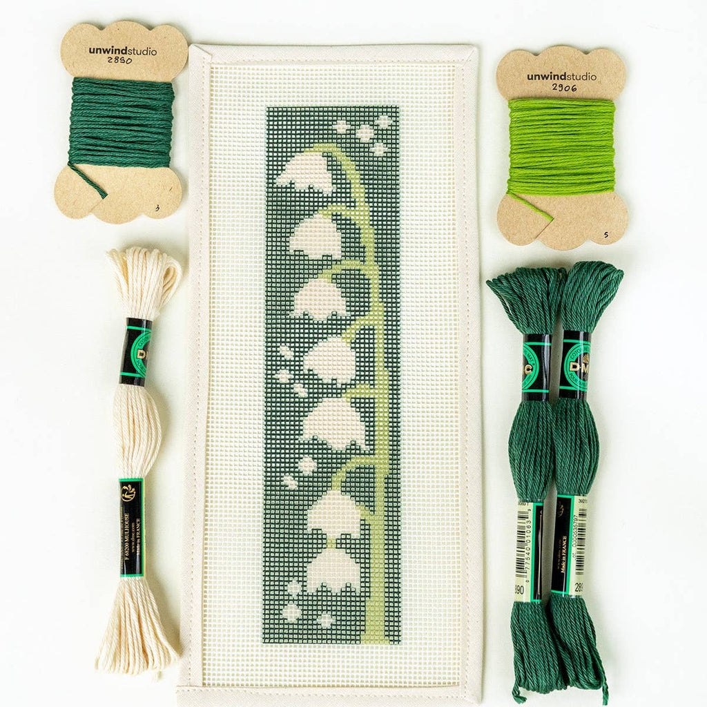 Stoff, Garn, Nadel und Anleitung des Kreuzstich-Lesezeichen-Sets Lily of the Valley