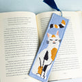 Gesticktes Katzenmotiv auf dem Lesezeichen The Great Catsby