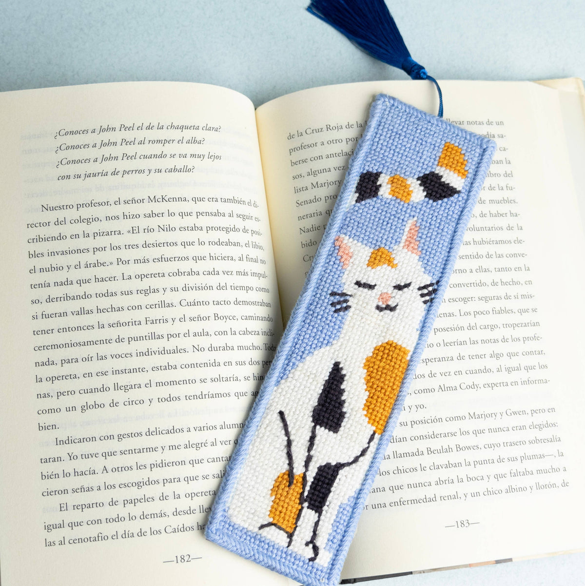 Gesticktes Katzenmotiv auf dem Lesezeichen The Great Catsby