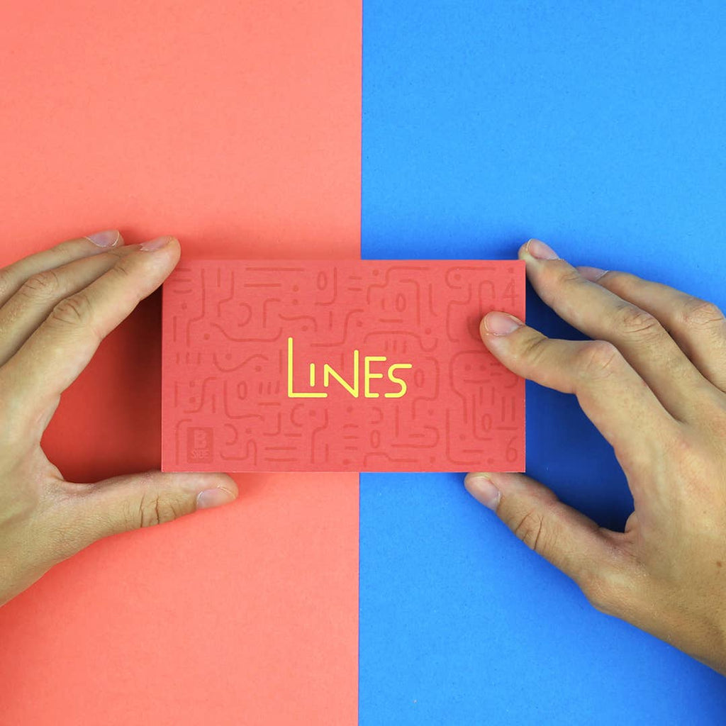 Hand blättert ein schmales Flipbook mit dem Daumen an der Seitenkante
